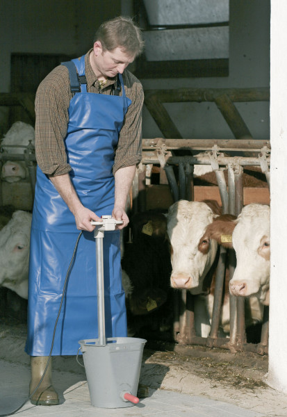 Melk- und Waschschürze in blau, ideal für Arbeiten in Stall und Hof